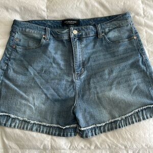 Women’s Liver Pool Jean shorts with cute hem. Size 16/33. Light wash.